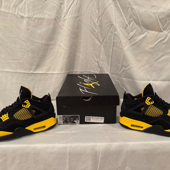 Air Jordan 4 Retro main image 4